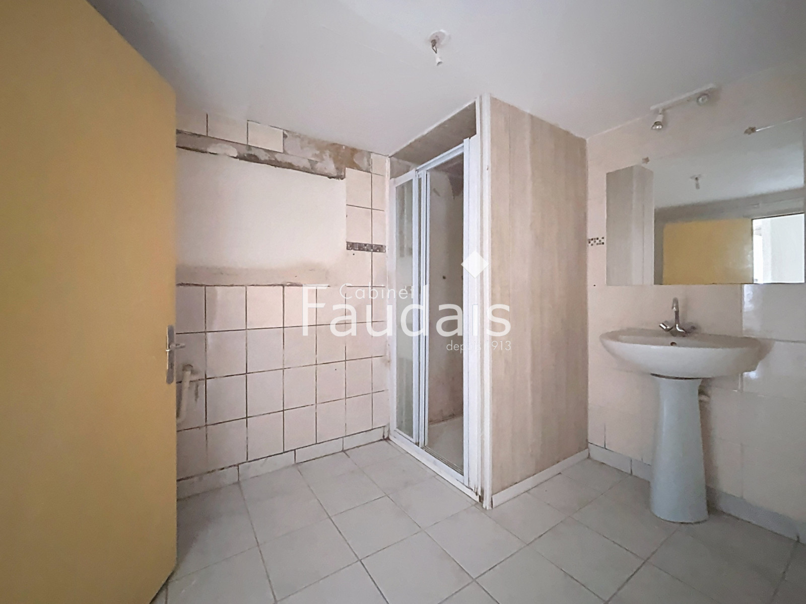 
                                                Vente
                                                 SAINT JEAN D'ELLE - Bourg - Maison à rénover avec fort poten
