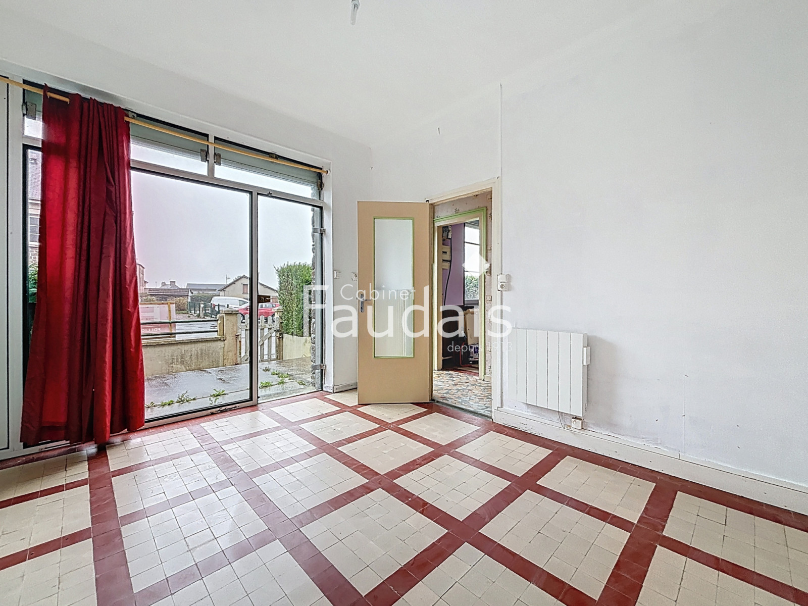 
                                                Vente
                                                 SAINT JEAN D'ELLE - Bourg - Maison à rénover avec fort poten