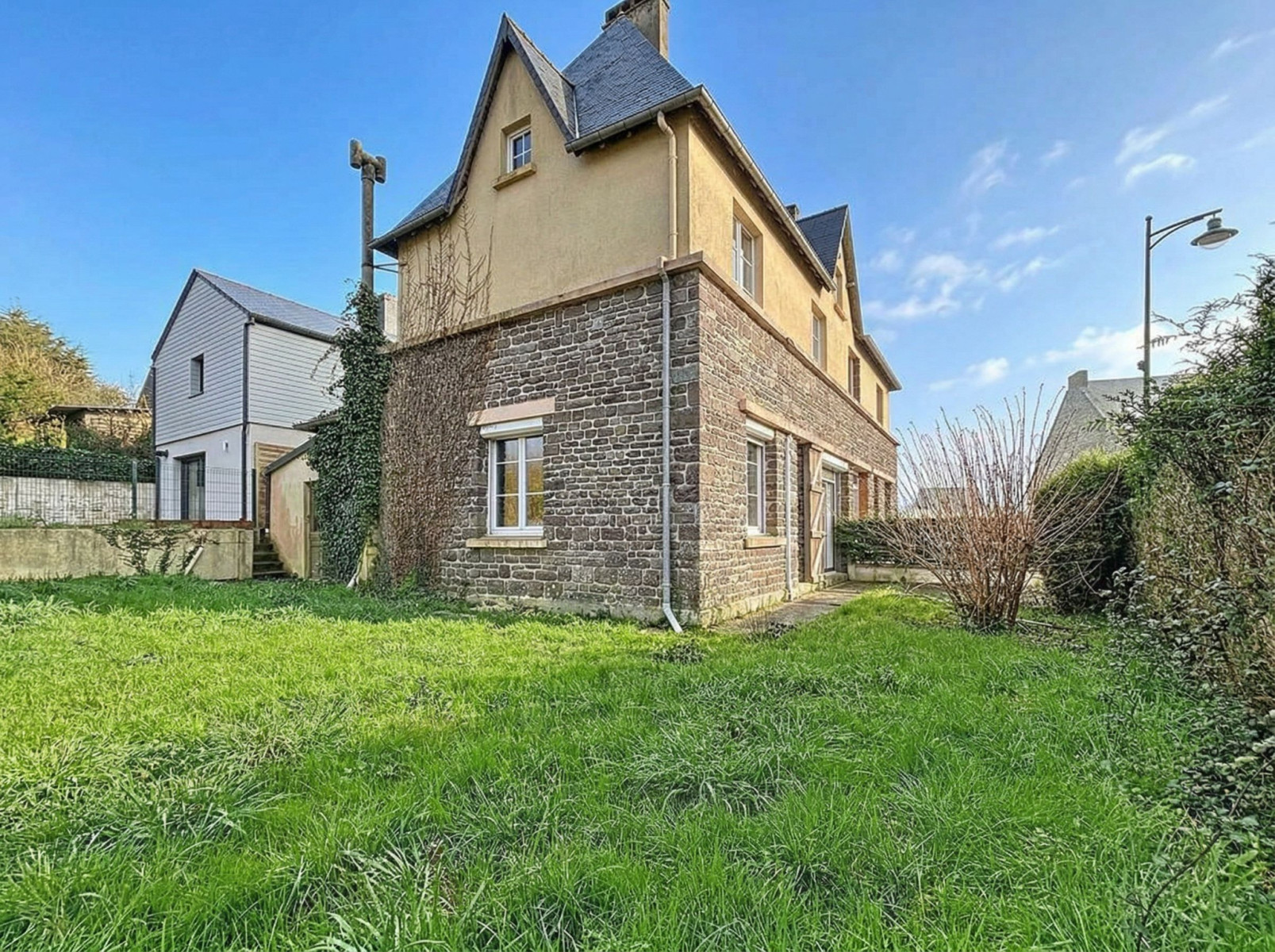 
                                                Vente
                                                 SAINT JEAN D'ELLE - Bourg - Maison à rénover avec fort poten