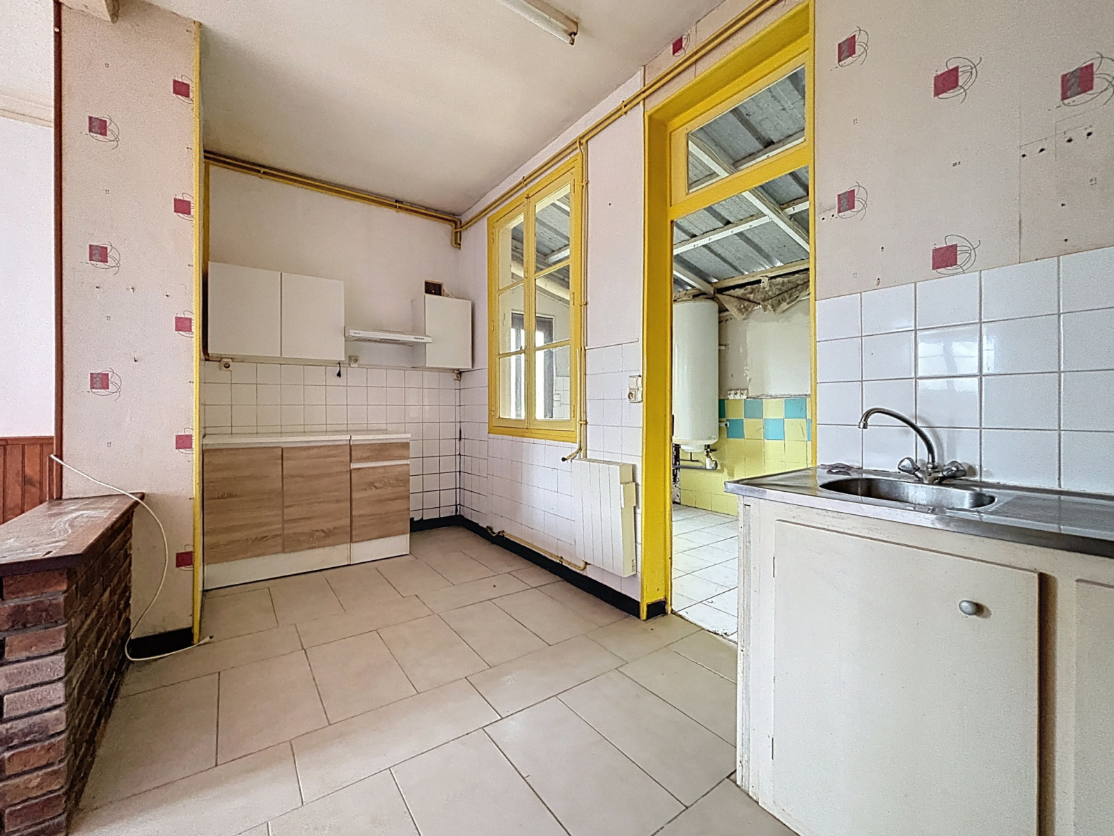 
                                                Vente
                                                 SAINT JEAN D'ELLE - Bourg - Maison à rénover avec fort poten