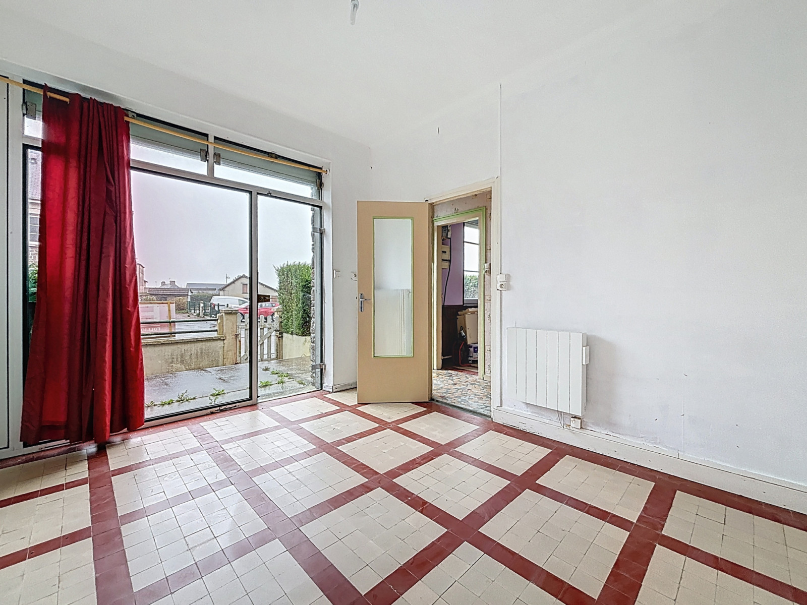 
                                                Vente
                                                 SAINT JEAN D'ELLE - Bourg - Maison à rénover avec fort poten