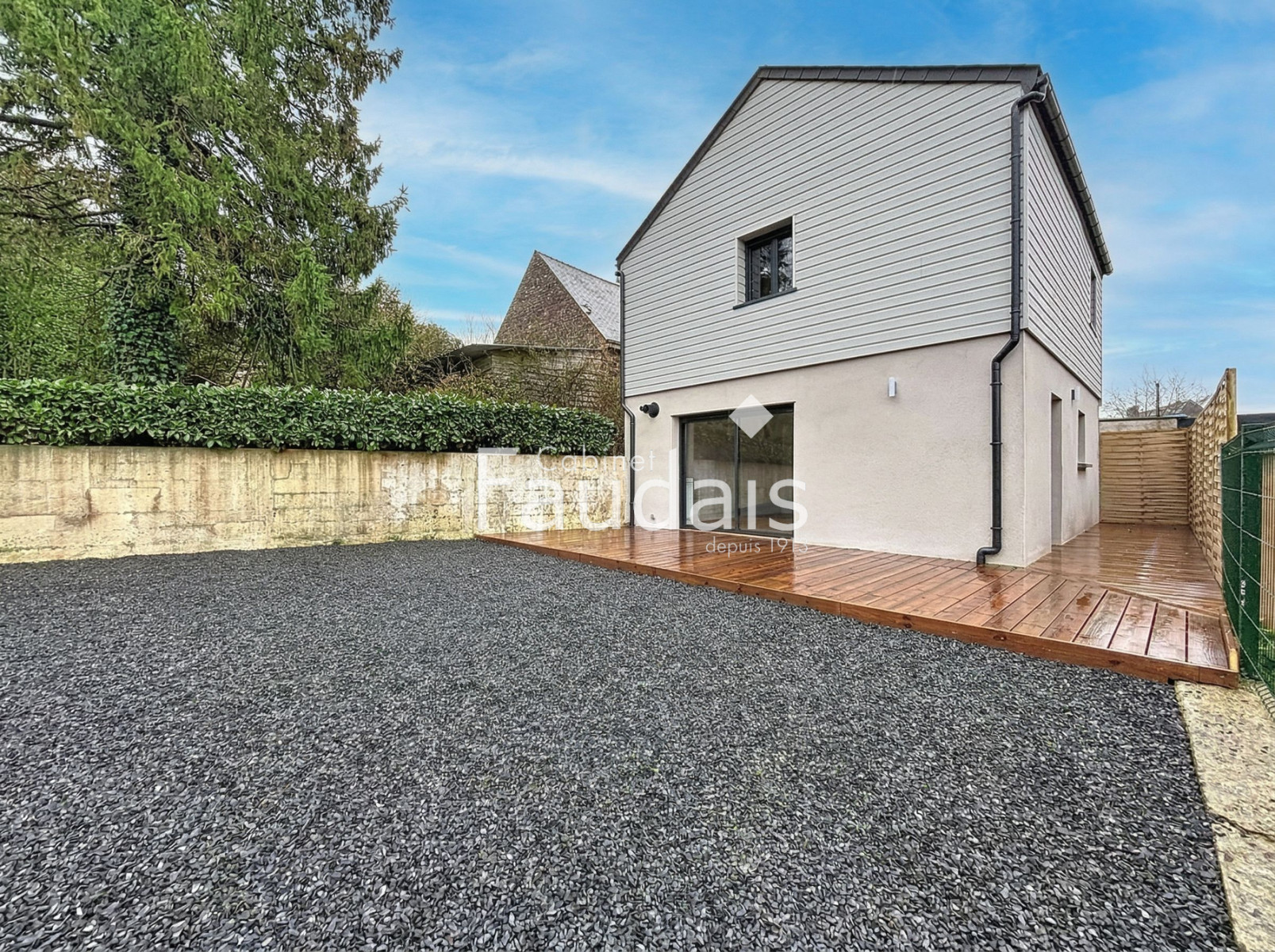 
                                                Vente
                                                 SAINT JEAN D'ELLE - Maison de 2026 avec terrasse au pied des