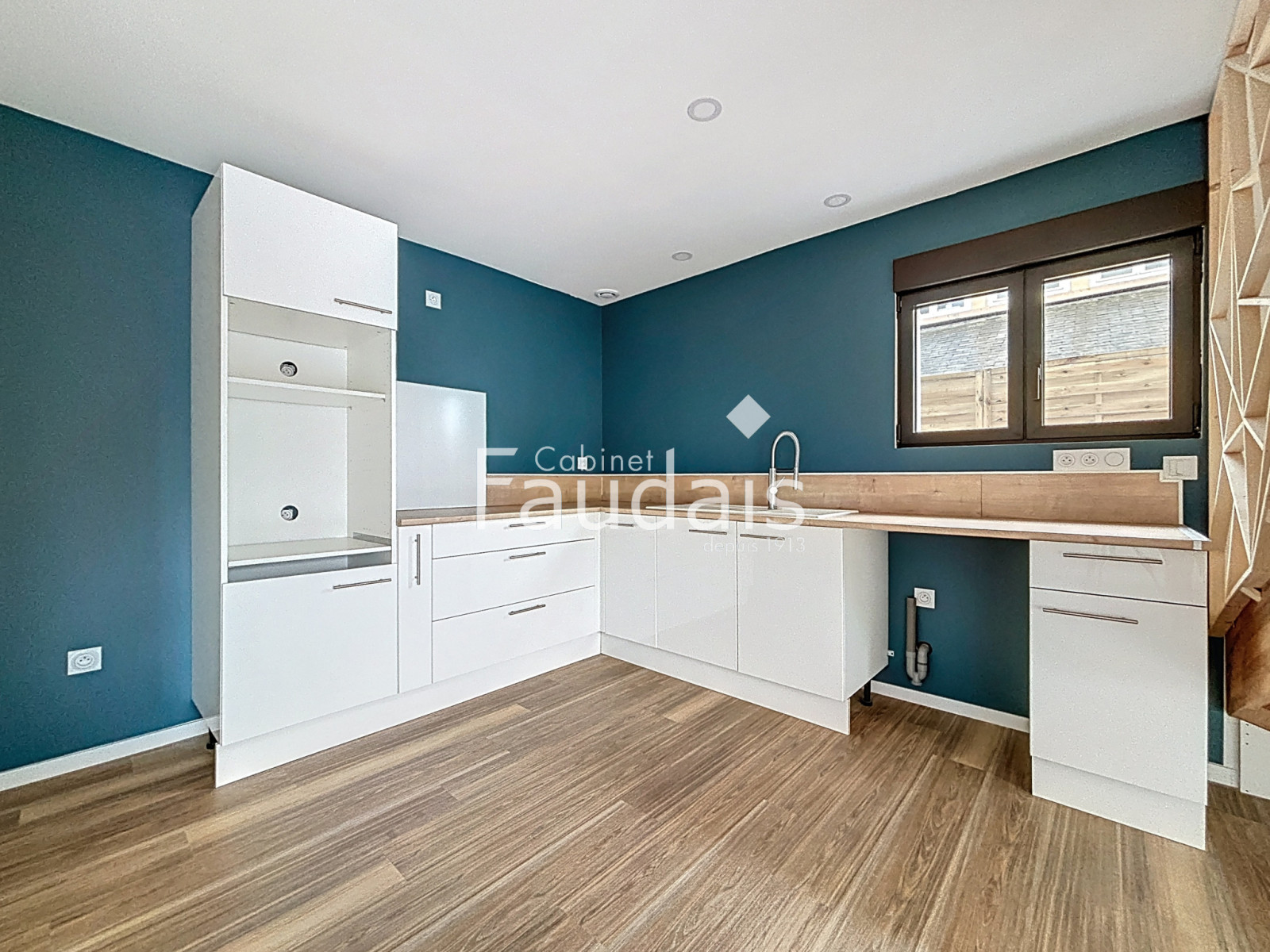 
                                                Vente
                                                 SAINT JEAN D'ELLE - Maison de 2026 avec terrasse au pied des