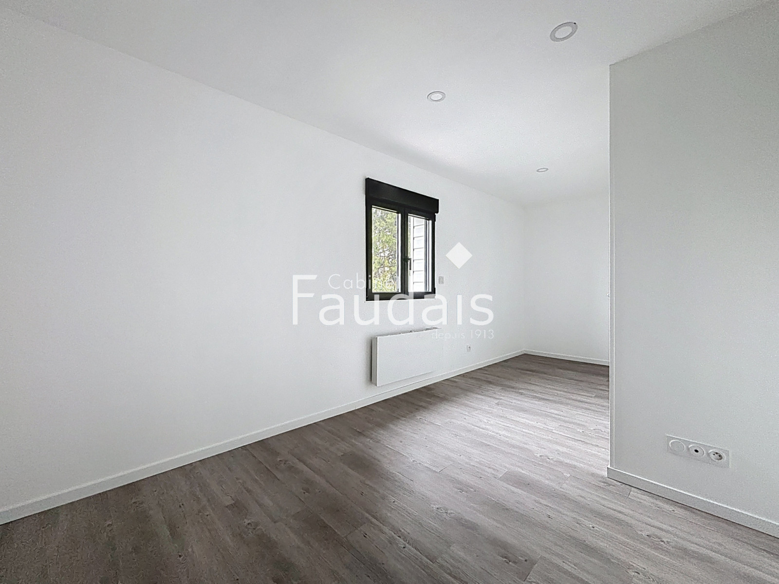 
                                                Vente
                                                 SAINT JEAN D'ELLE - Maison de 2026 avec terrasse au pied des