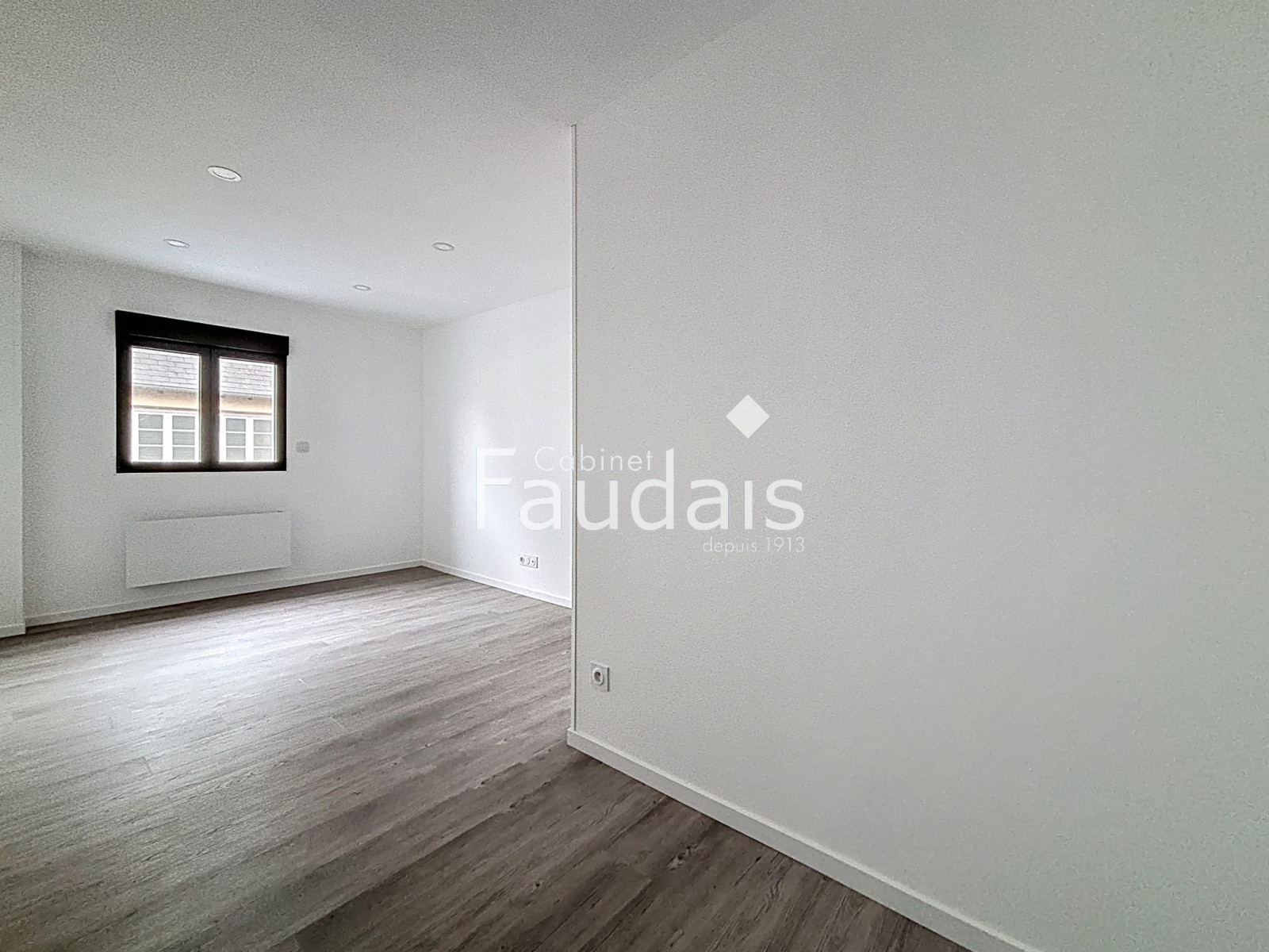 
                                                Vente
                                                 SAINT JEAN D'ELLE - Maison de 2026 avec terrasse au pied des