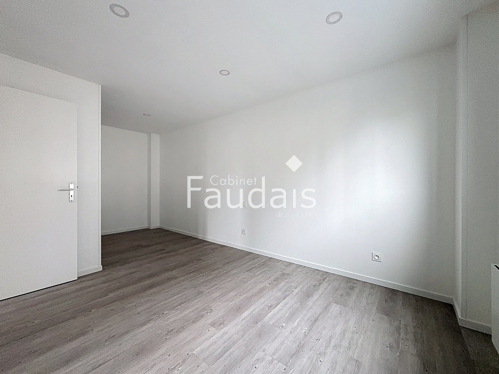 
                                                Vente
                                                 SAINT JEAN D'ELLE - Maison de 2026 avec terrasse au pied des