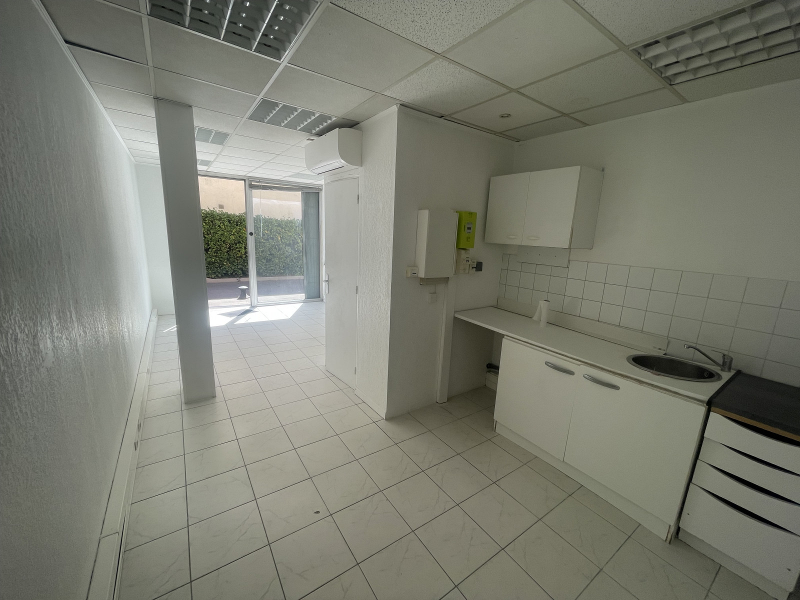 
                                                Location
                                                 SAINT-LAURENT-DU-VAR - Local commercial