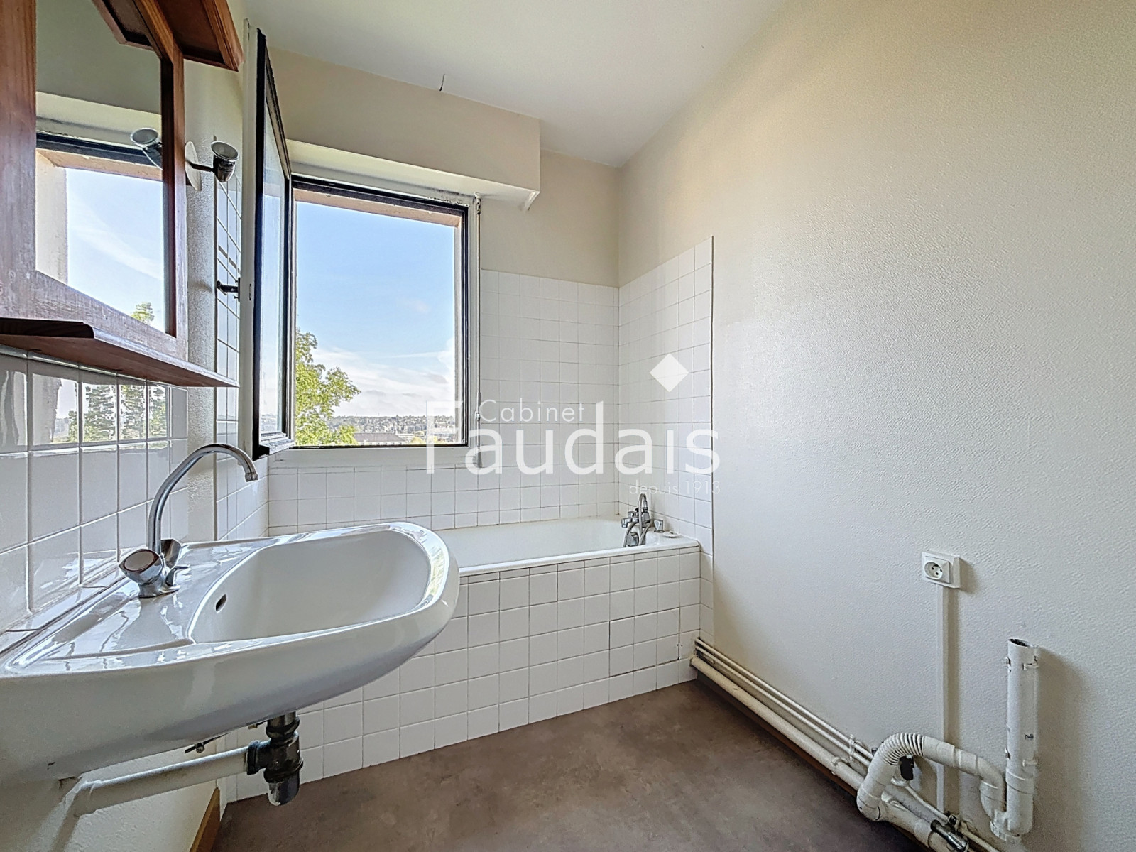 
                                                Vente
                                                 SAINT-LO - Appartement proche Lycée Curie 