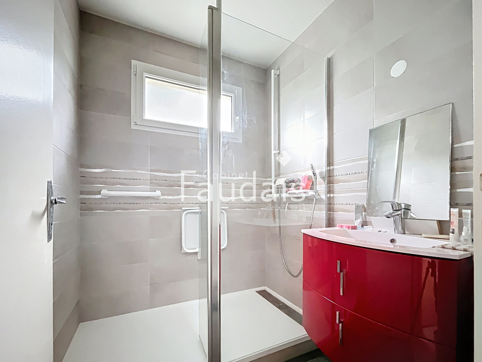 
                                                Vente
                                                 SAINT-LO , CENTRE VILLE AVEC ASCENSEUR