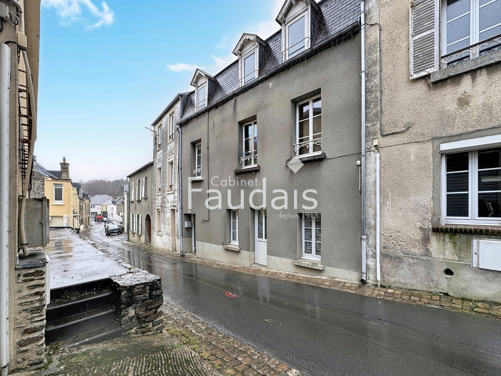 
                                                Vente
                                                 Saint Lô - Ensemble immobilier 157 m2 centre ville 