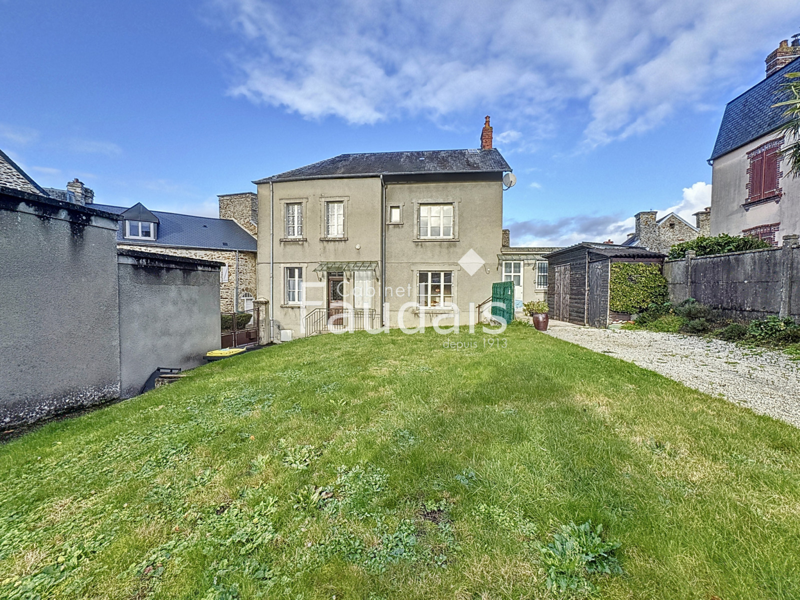 
                                                Vente
                                                 SAINT-LO - Maison de ville quartier SUD avec jardin, garage 