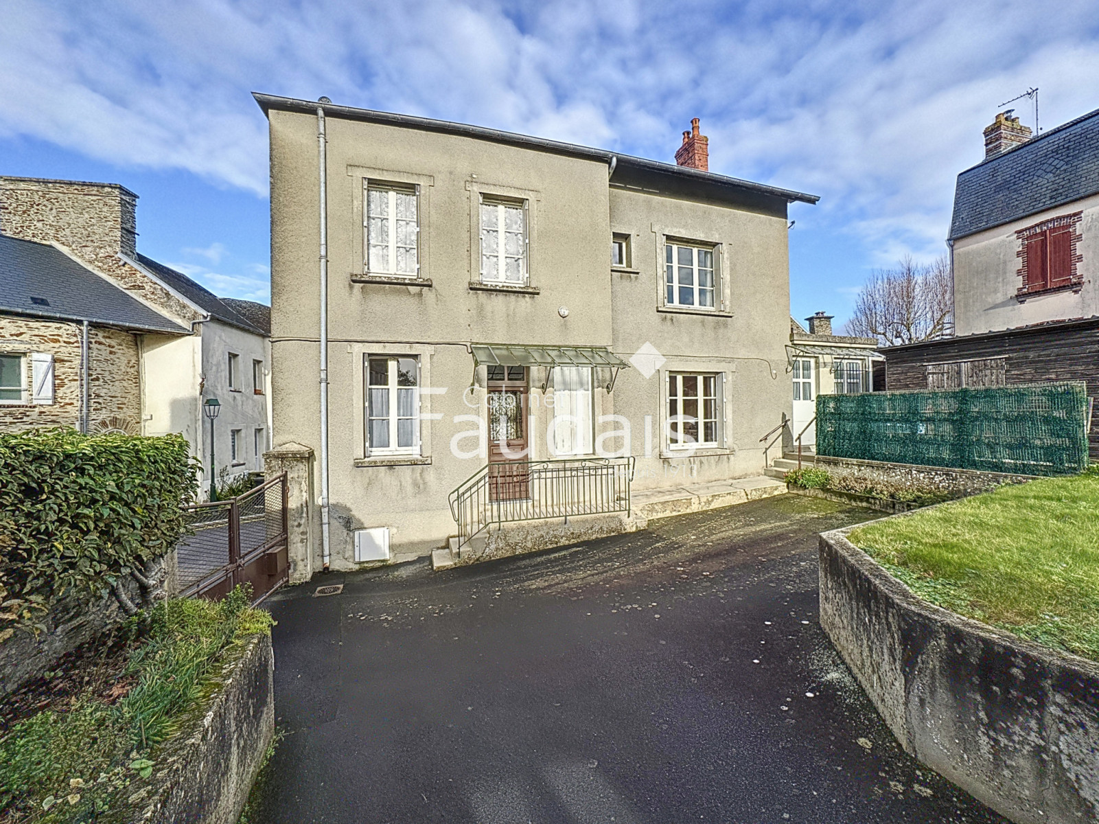 
                                                Vente
                                                 SAINT-LO - Maison de ville quartier SUD avec jardin, garage 