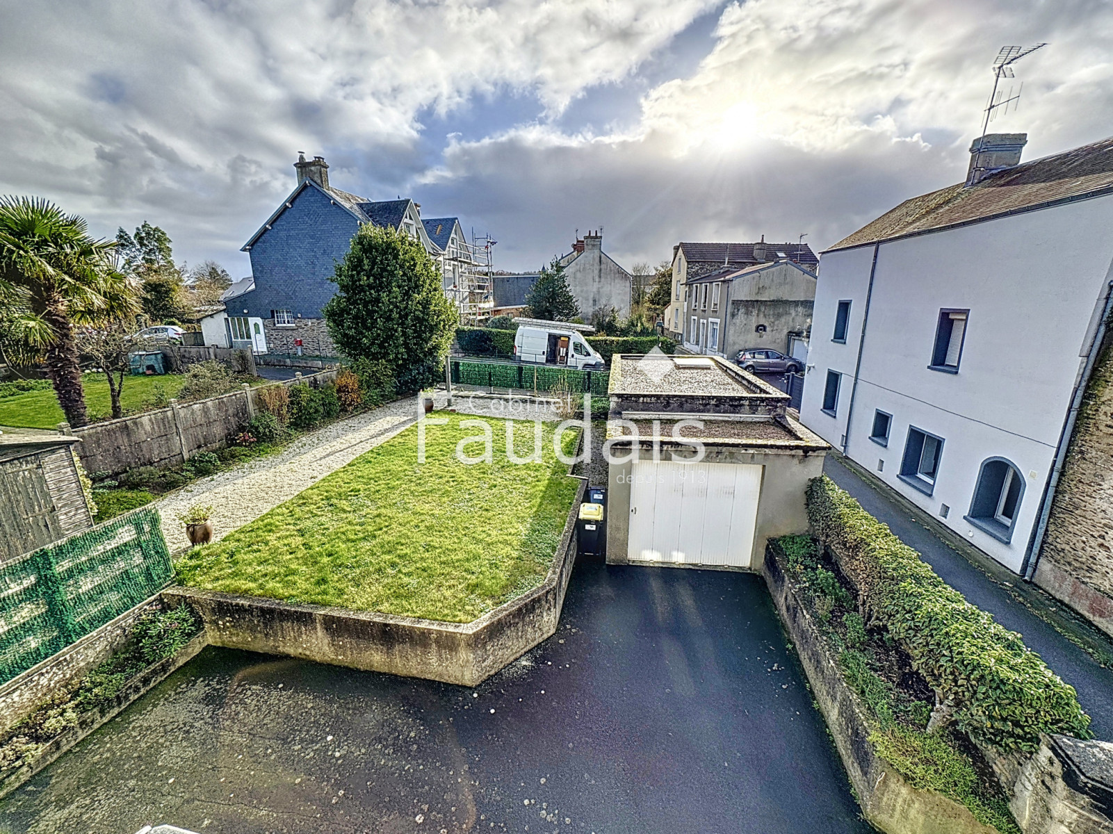 
                                                Vente
                                                 SAINT-LO - Maison de ville quartier SUD avec jardin, garage 