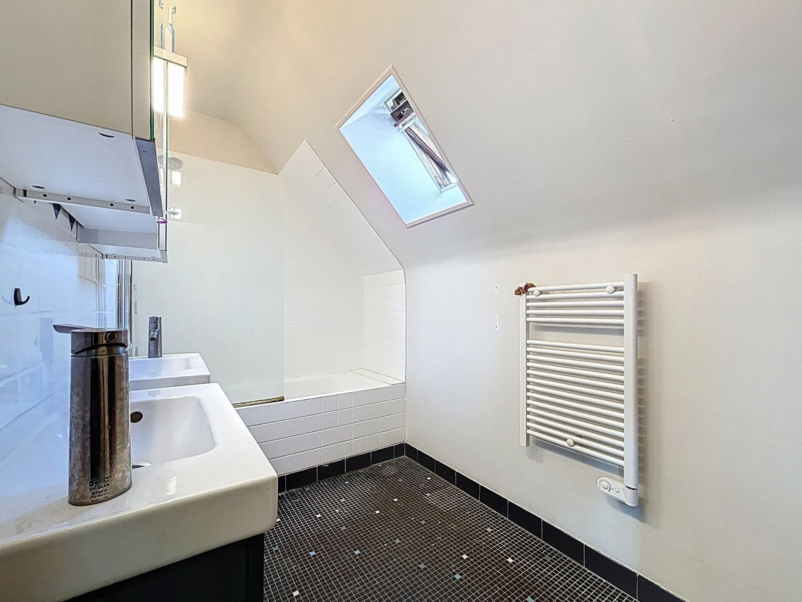 
                                                Vente
                                                  Saint-Lô - Maison familiale - sous-sol complet -  proche li