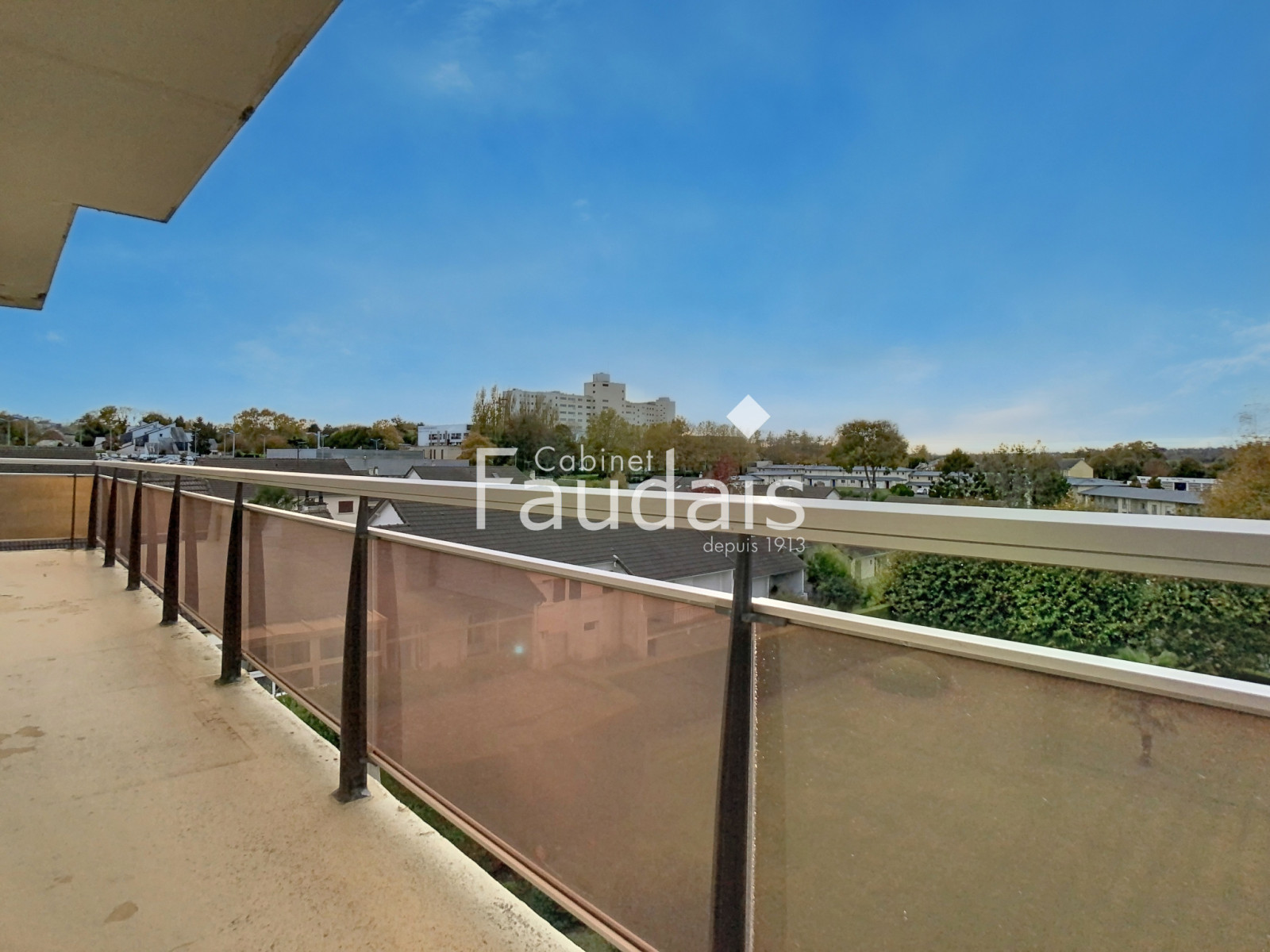 
                                                Vente
                                                 SAINT-LO PROCHE HOPITAL APPARTEMENT T4 AVEC ASCENSEUR ET GAR