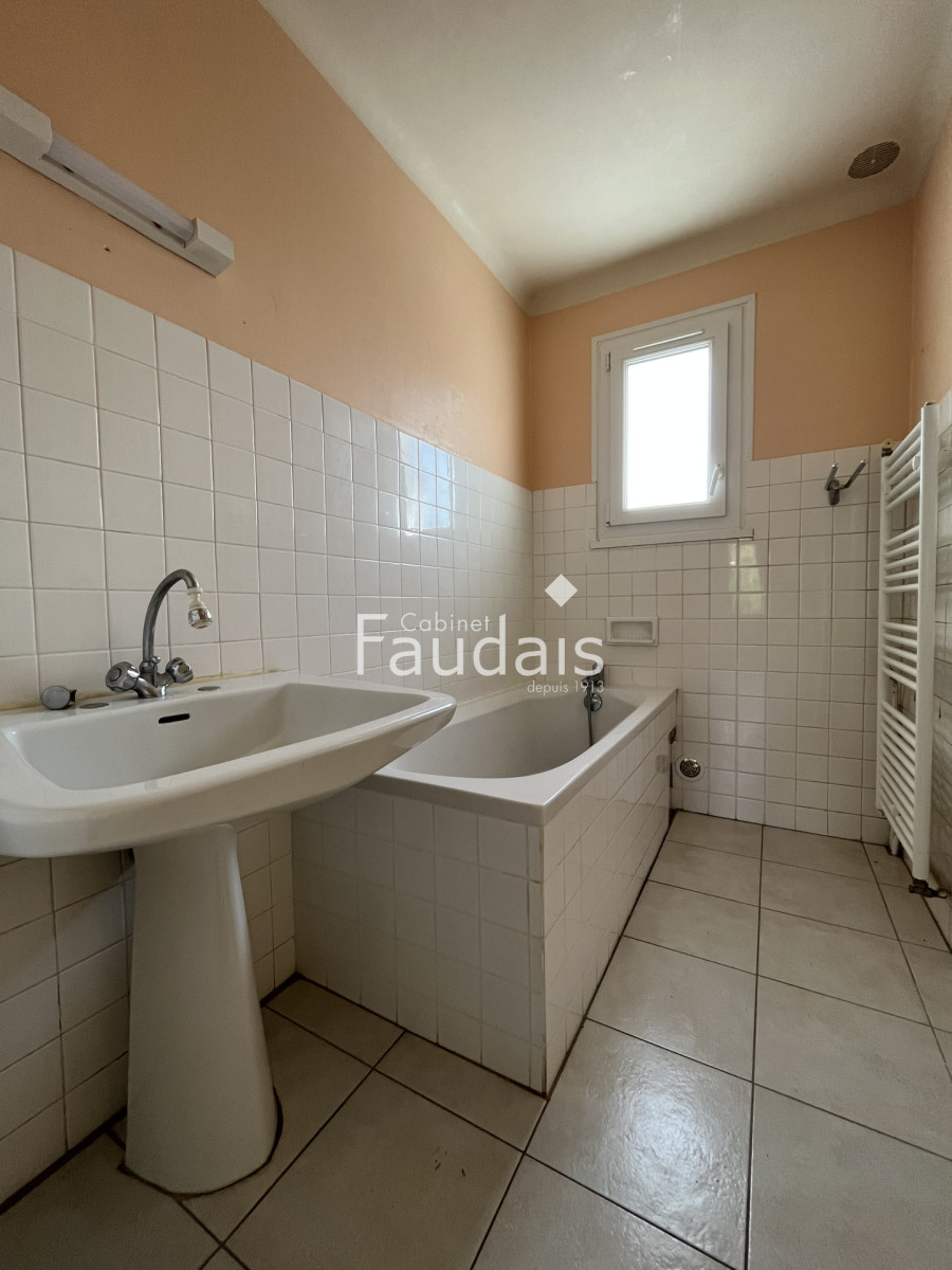 
                                                Vente
                                                 SAINT LO - Proximité du Centre-Ville et des bus