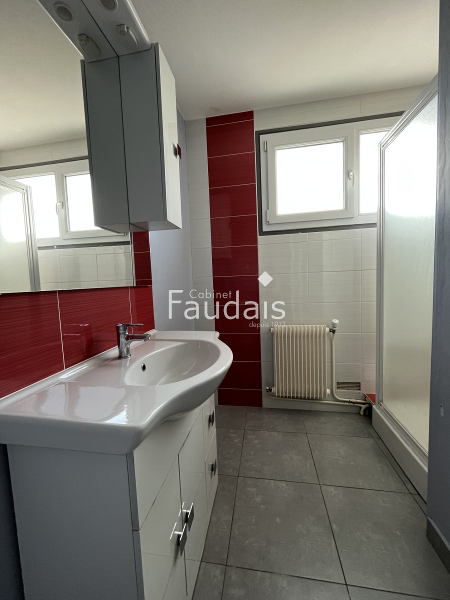 
                                                Vente
                                                 SAINT LO - Proximité du Centre-Ville et des bus