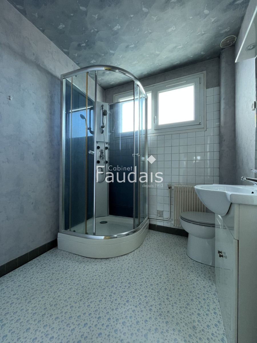 
                                                Vente
                                                 SAINT LO - Proximité du Centre-Ville et des bus