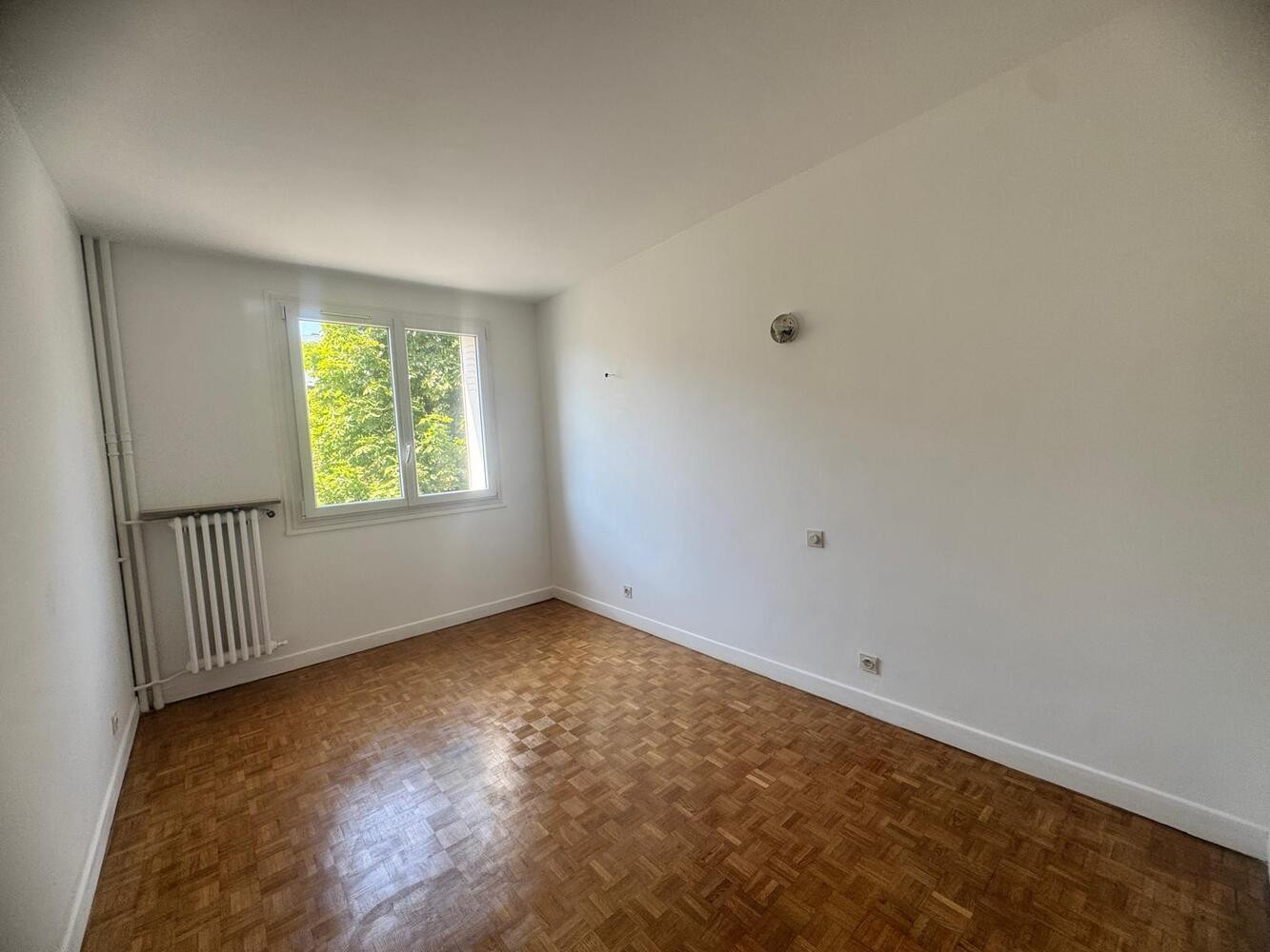 
                                                Vente
                                                 Saint-Maur 3 pièces avec parking et cave