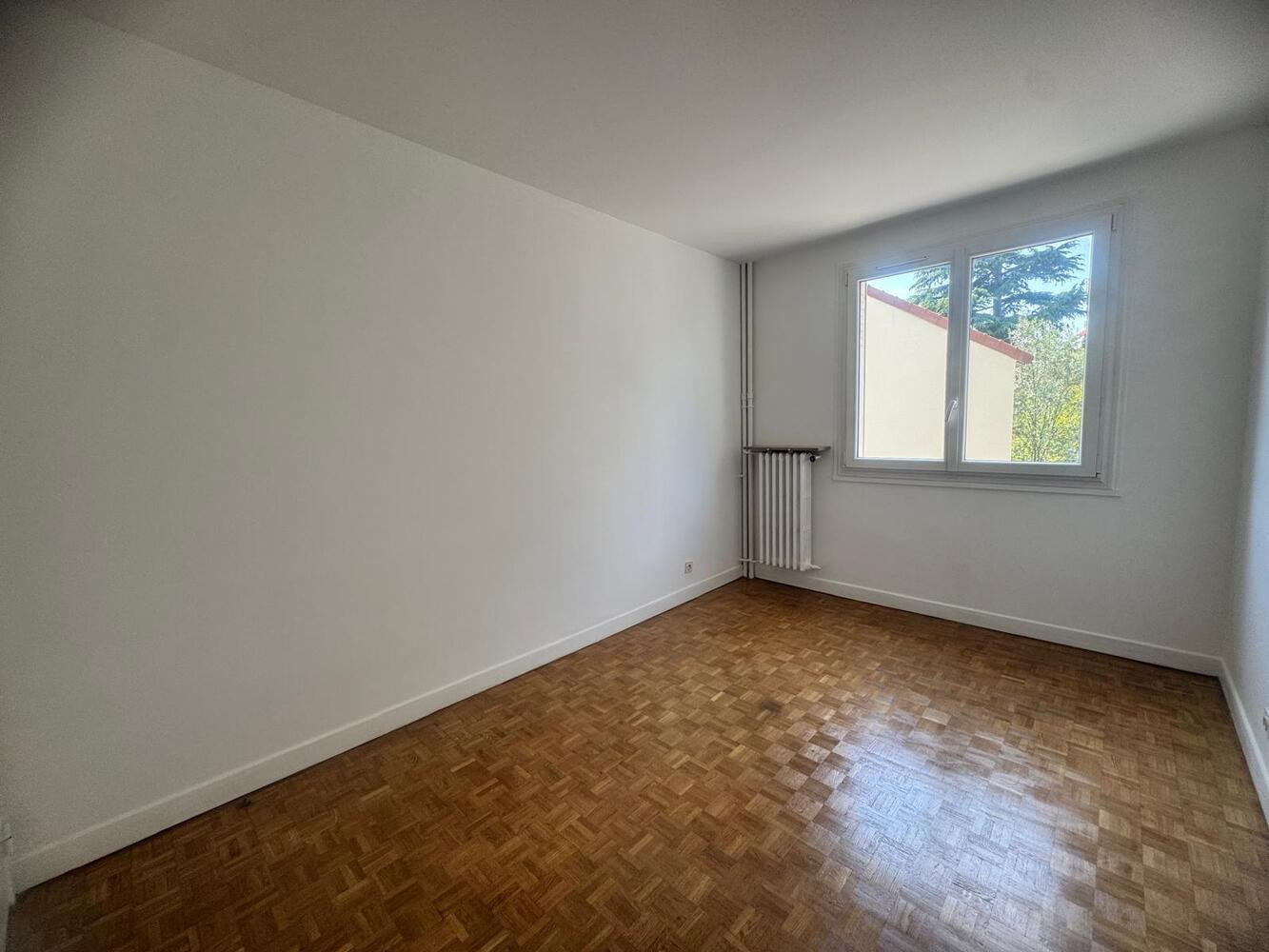 
                                                Vente
                                                 Saint-Maur 3 pièces avec parking et cave
