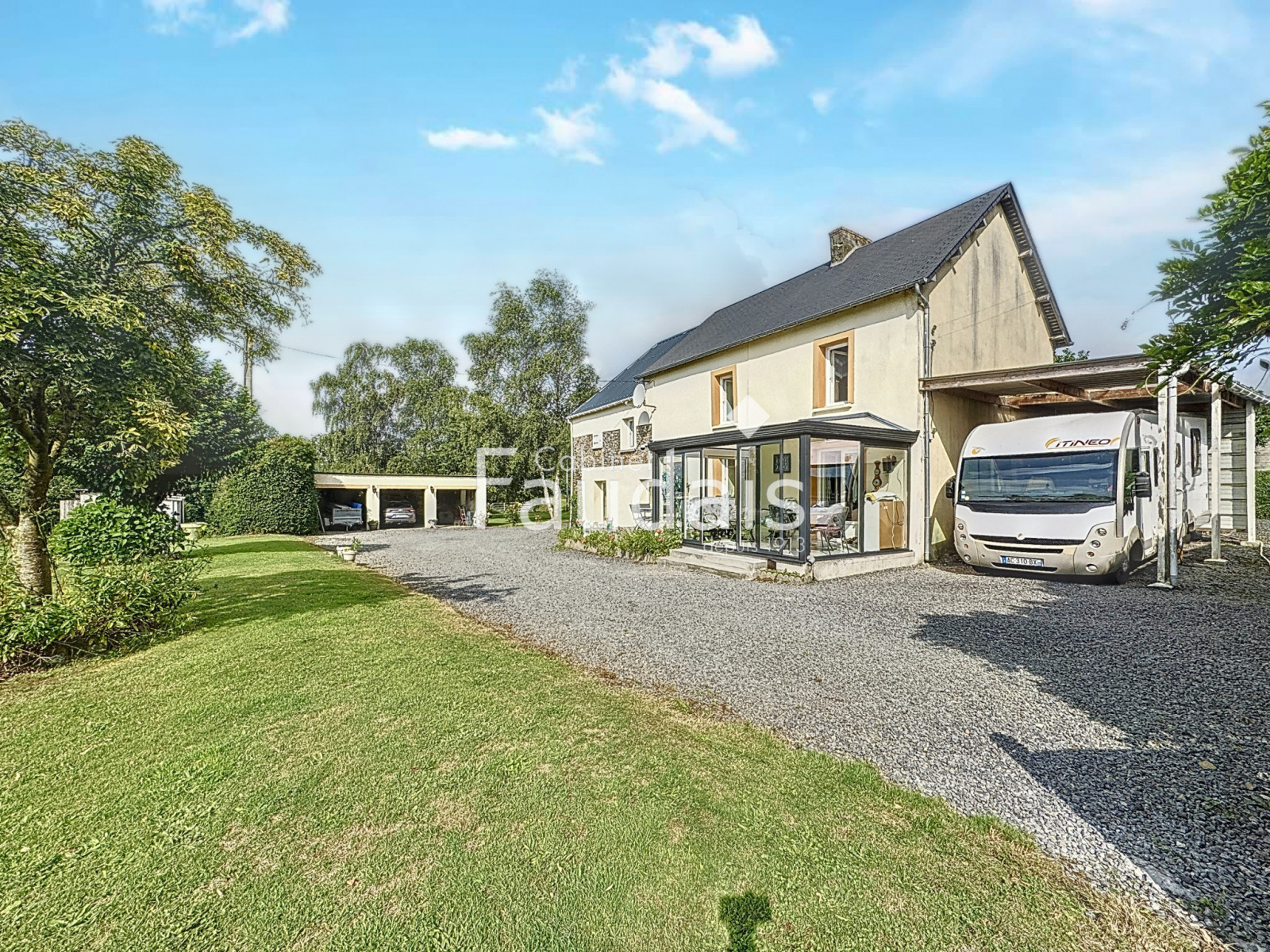 
                                                Vente
                                                 Saint-Romphaire Maison de campagne Terrain 2688 m2 