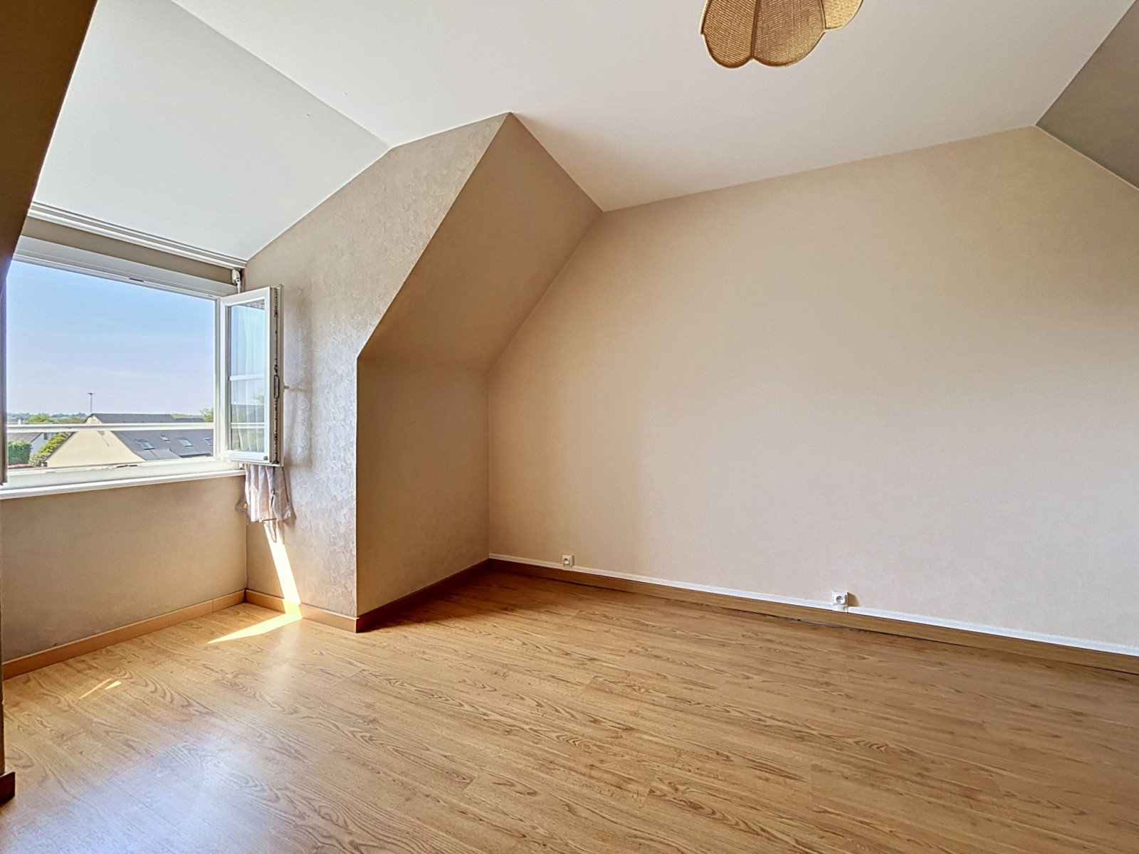 
                                                Vente
                                                 SAINT-SAMSON DE BONFOSSE, Maison 4 chambres, 112m2