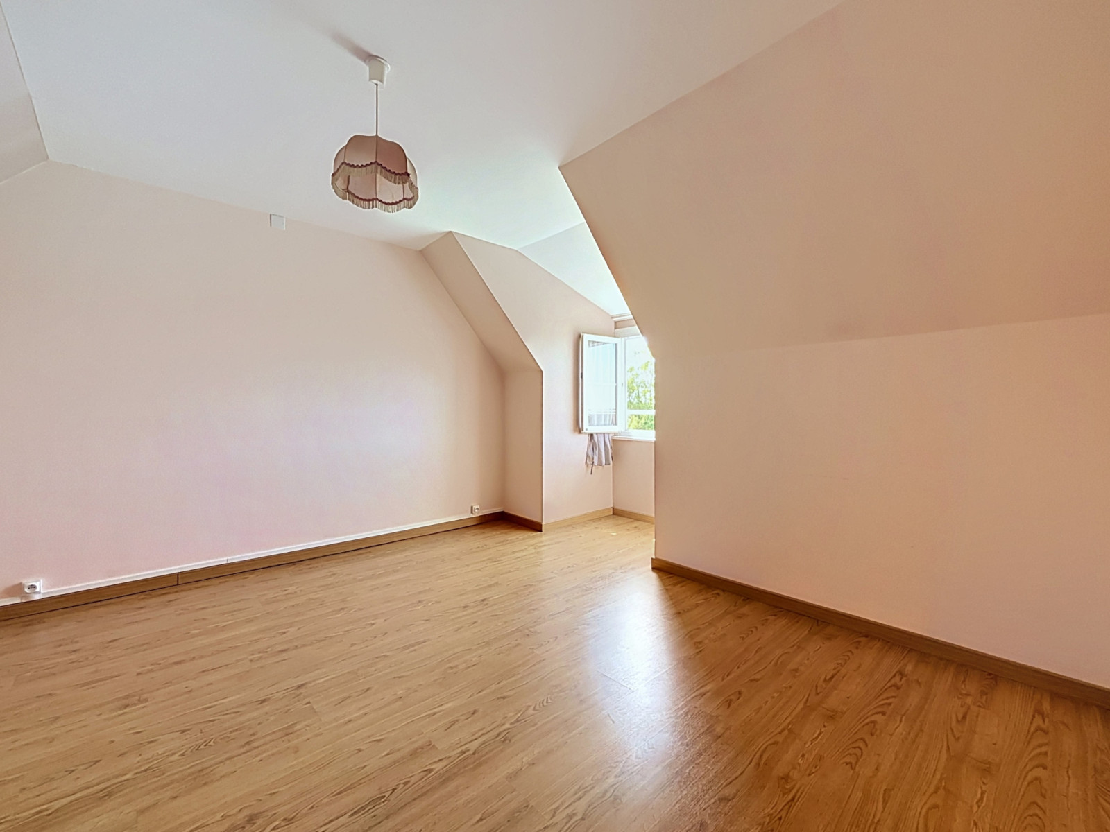 
                                                Vente
                                                 SAINT-SAMSON DE BONFOSSE, Maison 4 chambres, 112m2