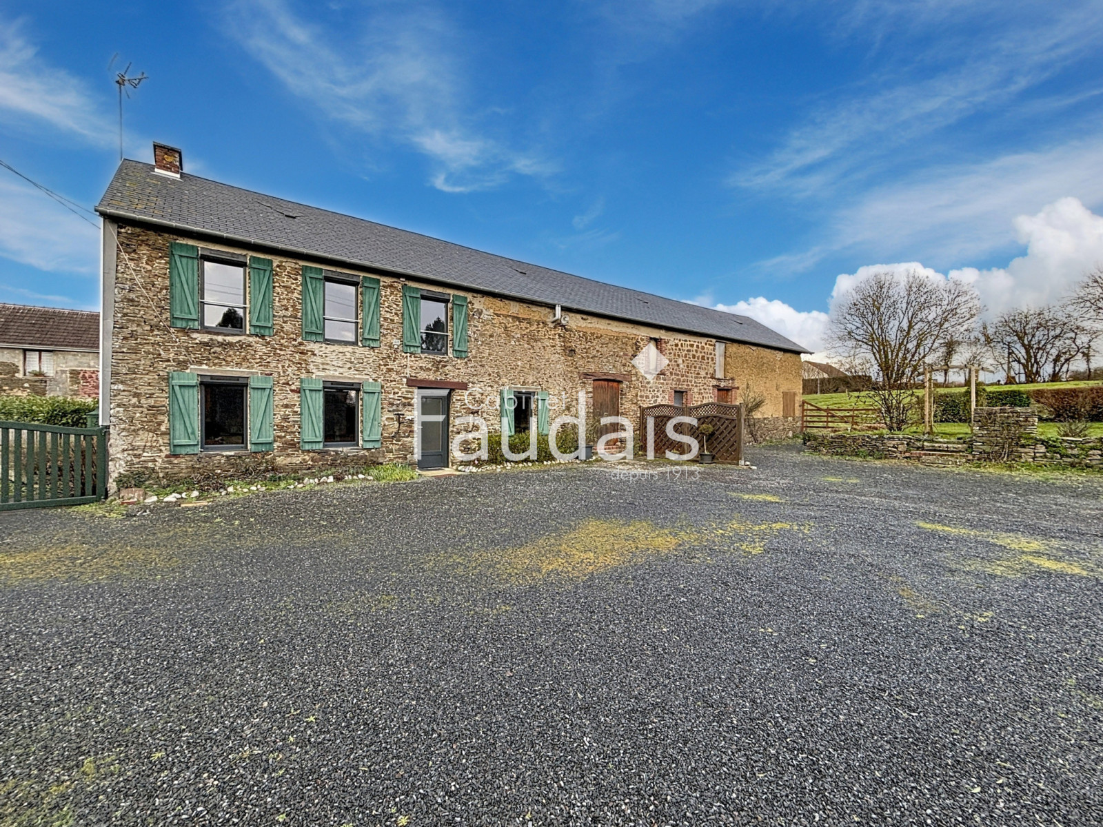 
                                                Vente
                                                 SAINTE-SUZANNE SUR VIRE, Maison en pierre avec vie de plain-