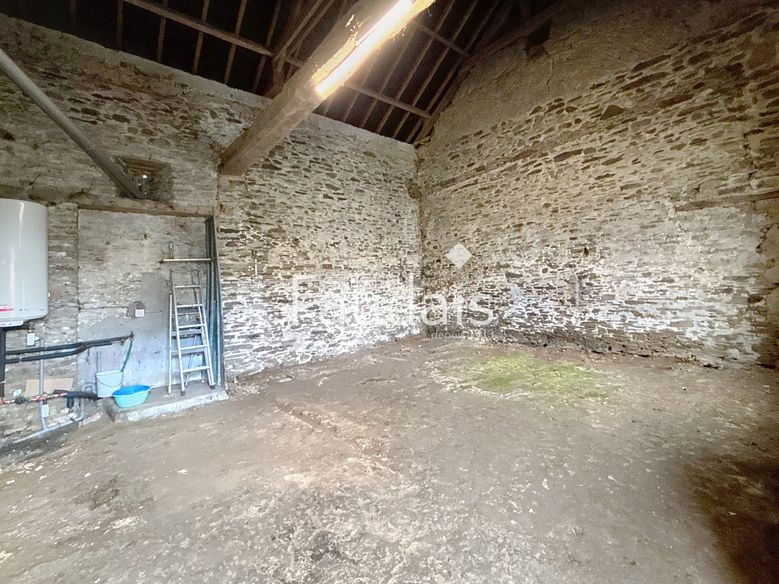 
                                                Vente
                                                 SAINTE-SUZANNE SUR VIRE, Maison en pierre avec vie de plain-