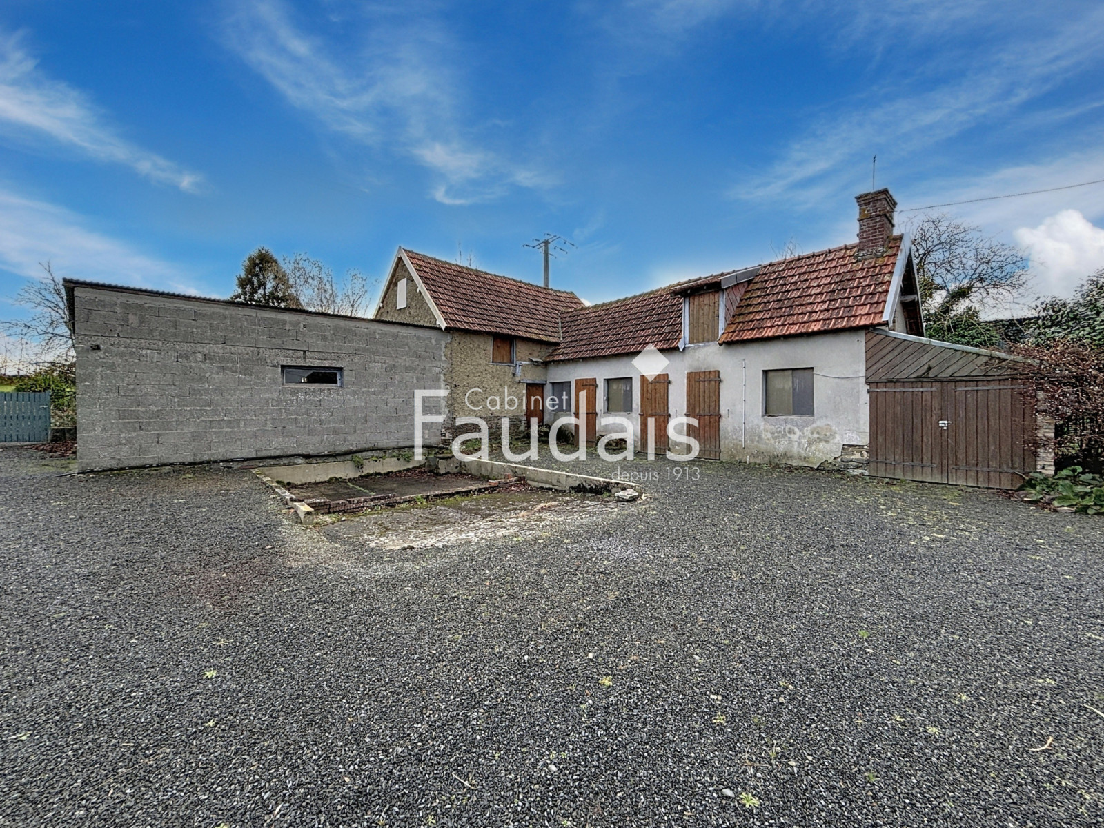 
                                                Vente
                                                 SAINTE-SUZANNE SUR VIRE, Maison en pierre avec vie de plain-