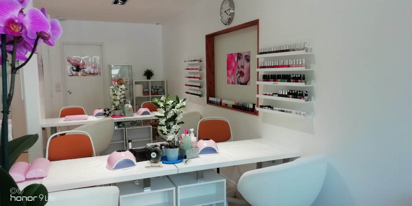 
                                                Vente
                                                 SALON DE BEAUTÉ - BAR À ONGLES - BOUTIQUES