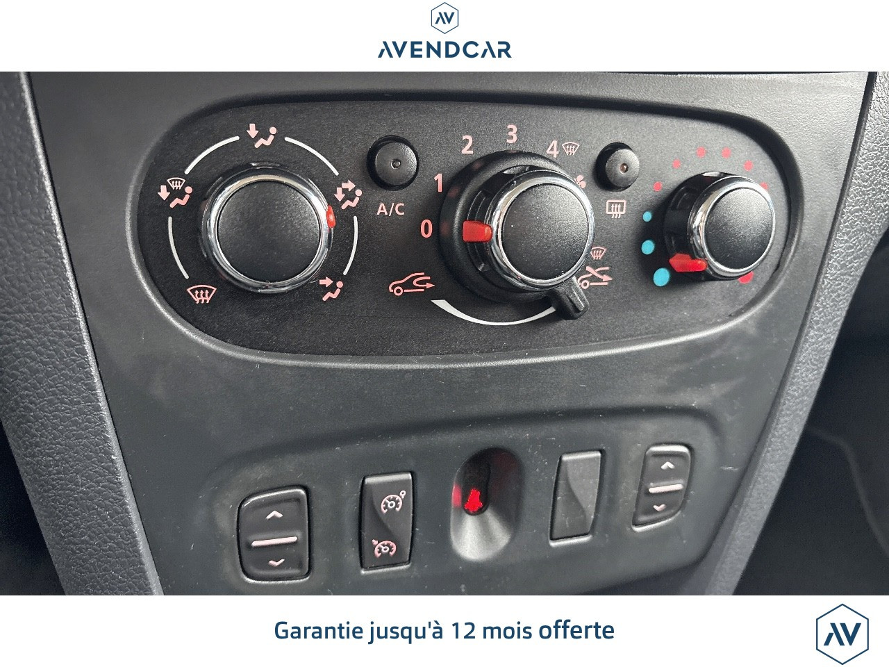 
                                                Voiture
                                                 SANDERO 1.2 75 SERIE LIMITEE 10ans SUREQUIPEE