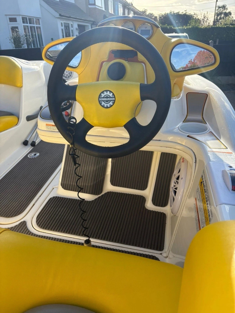 
                                                Bateau à moteur
                                                 Seadoo Sportster : Le Jet Boat