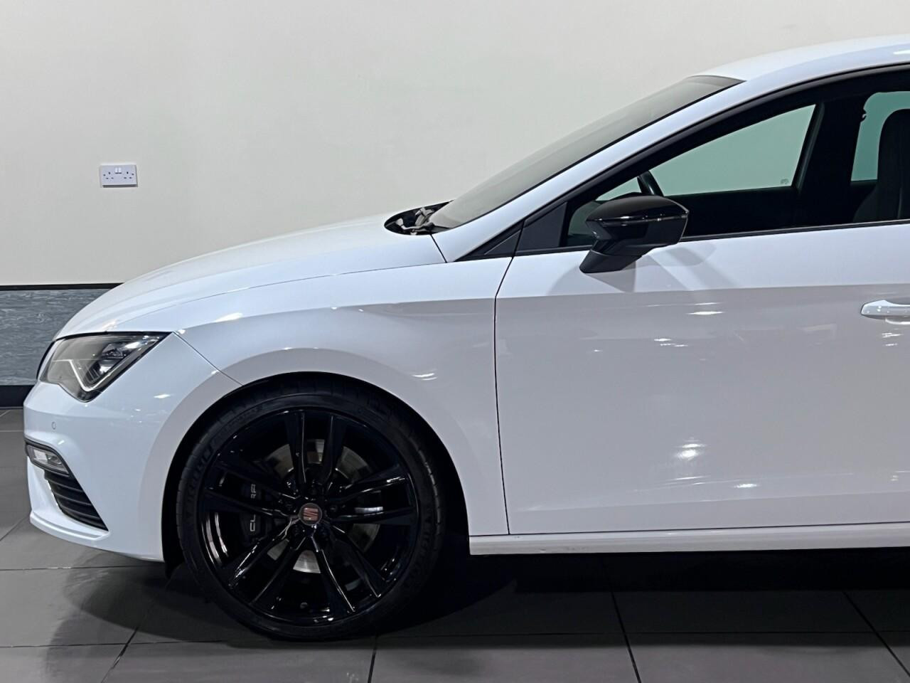 Voiture
                                                 SEAT Leon 2.0 TSI Cupra 290 Lux Hatchback 5dr Petrol DSG Euro 6 (s/s) (290 ps)