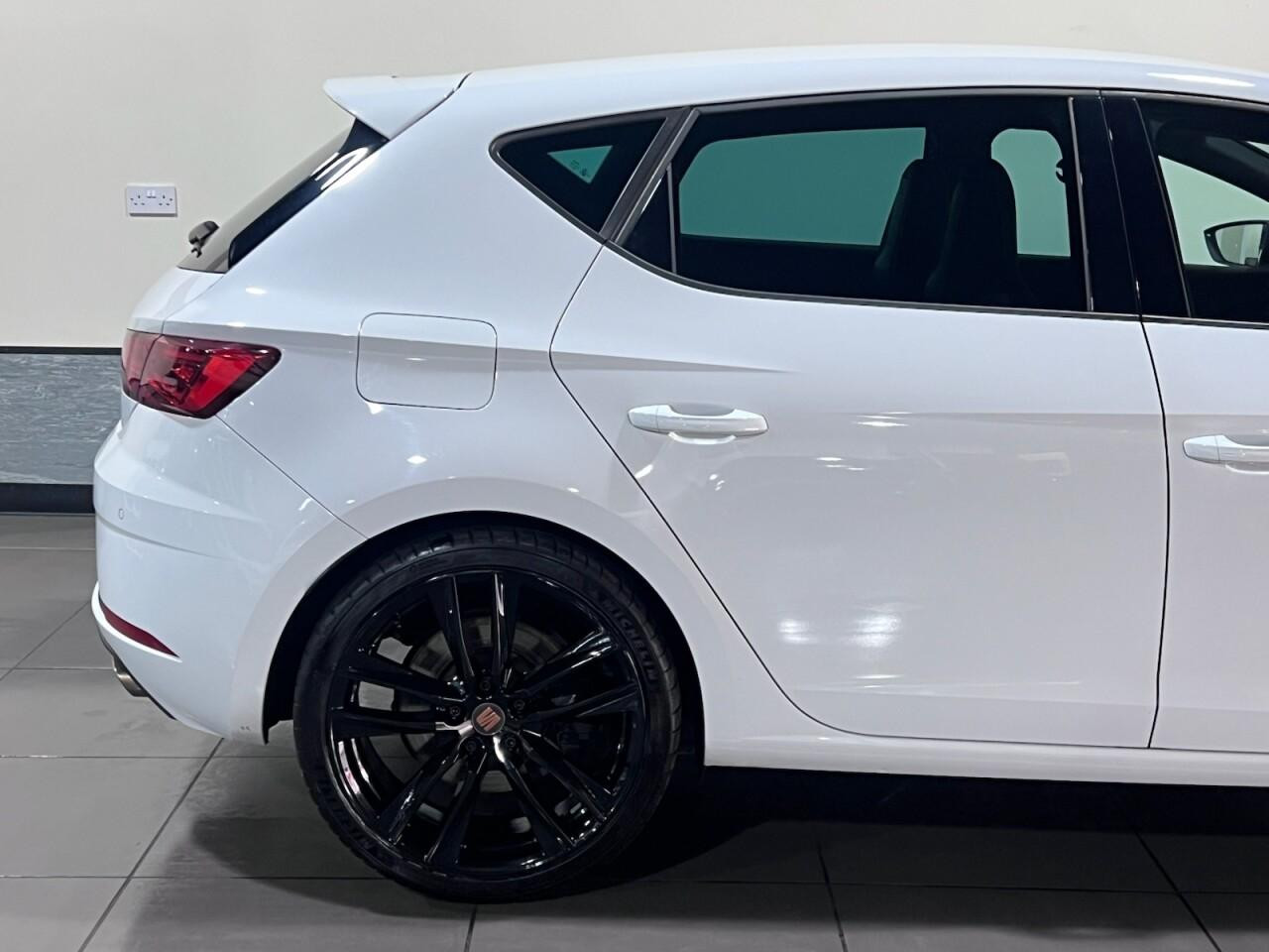 Voiture
                                                 SEAT Leon 2.0 TSI Cupra 290 Lux Hatchback 5dr Petrol DSG Euro 6 (s/s) (290 ps)