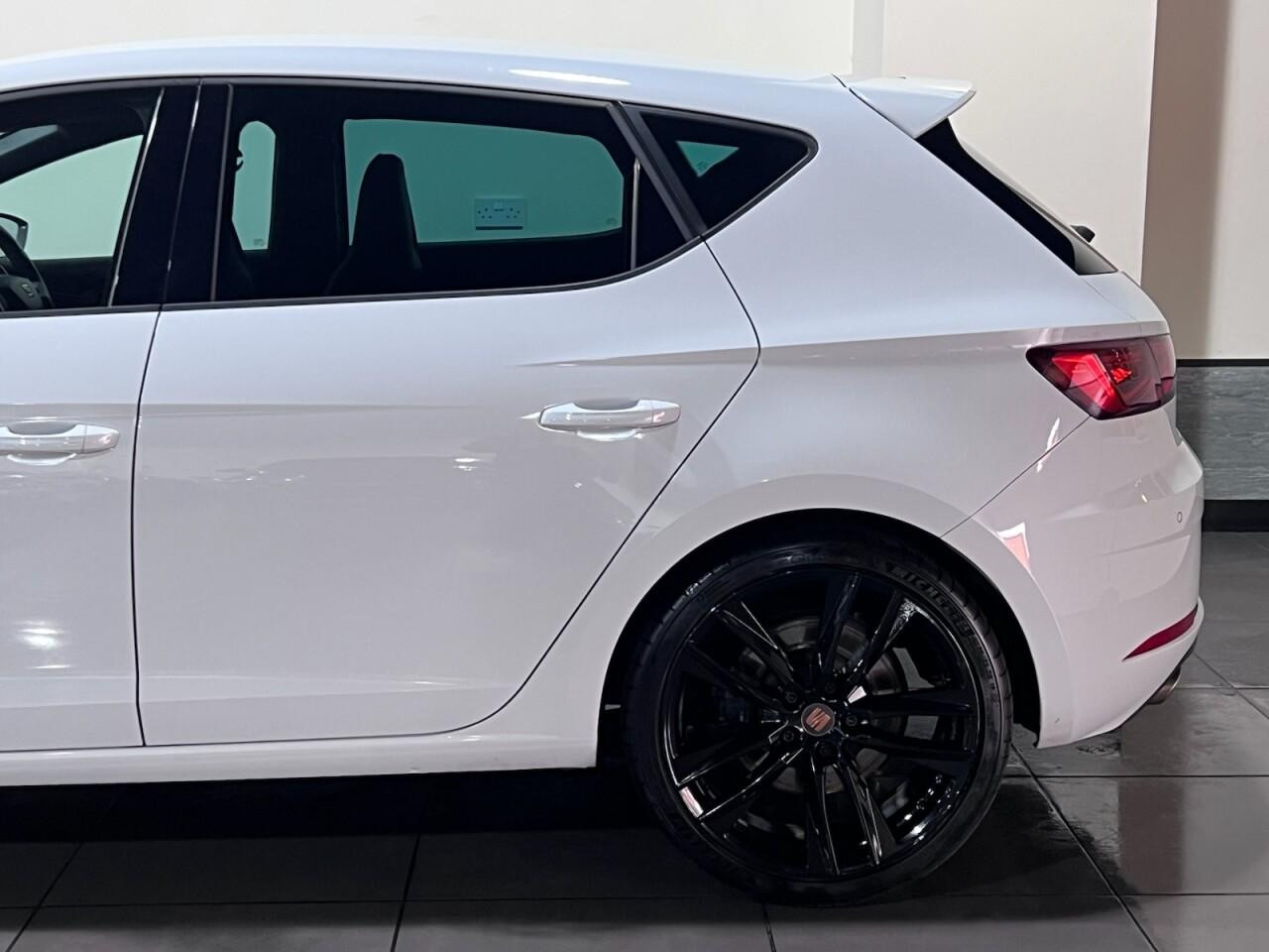 Voiture
                                                 SEAT Leon 2.0 TSI Cupra 290 Lux Hatchback 5dr Petrol DSG Euro 6 (s/s) (290 ps)