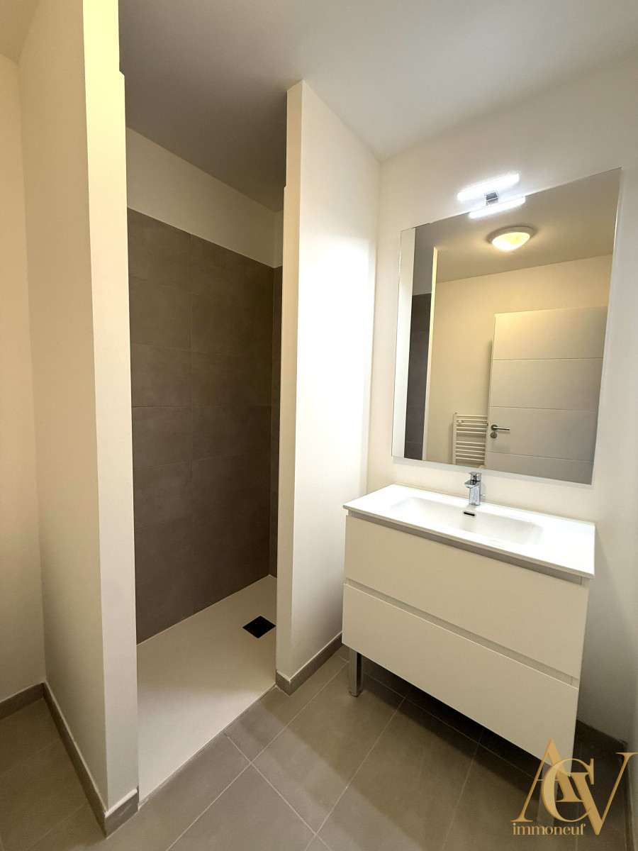 
                                                Vente
                                                 Séduisant 3 pièces dernier étage Golfe St Tropez