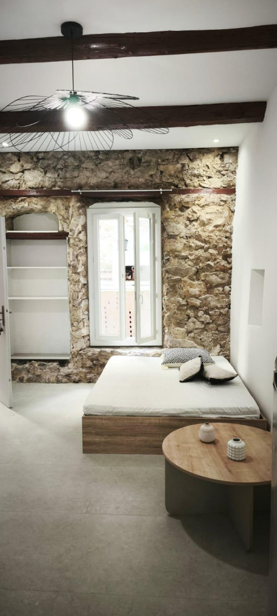 
                                                Location
                                                 Situé dans le quartier très sympa de Vauban.
