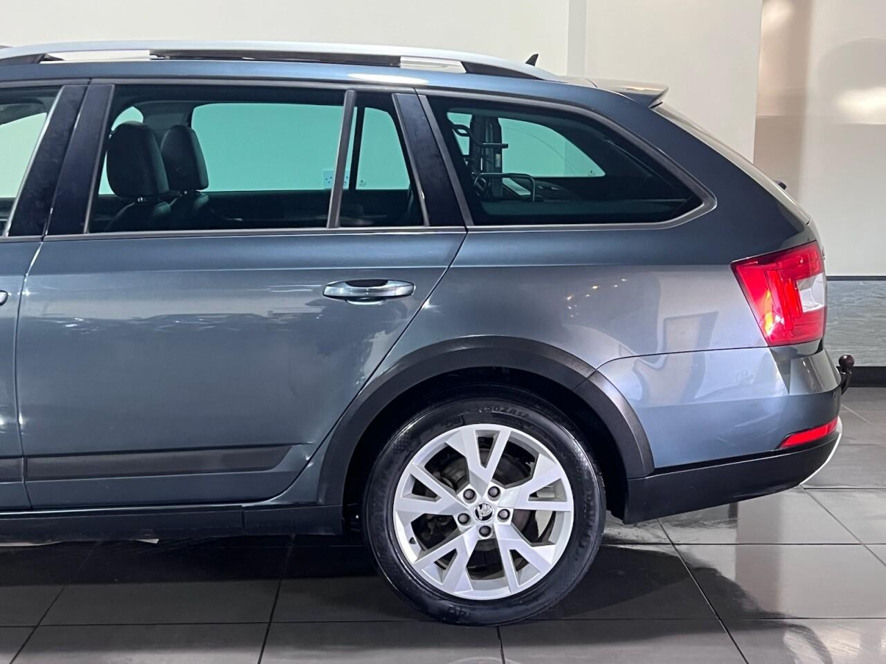 Voiture
                                                 SKODA Octavia 2.0 TDI Scout Estate 5dr Diesel DSG 4WD Euro 6 (s/s) (184 ps)