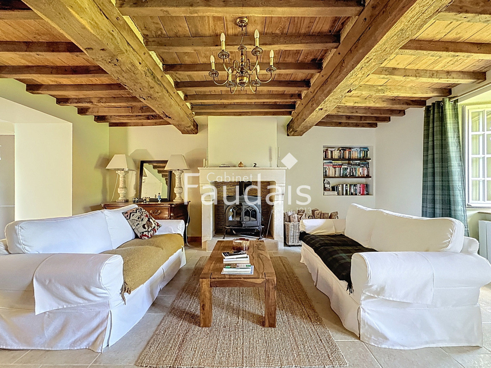 
                                                Vente
                                                 Soulles -maison de charme en pierre de 167 m2 avec vie de pl