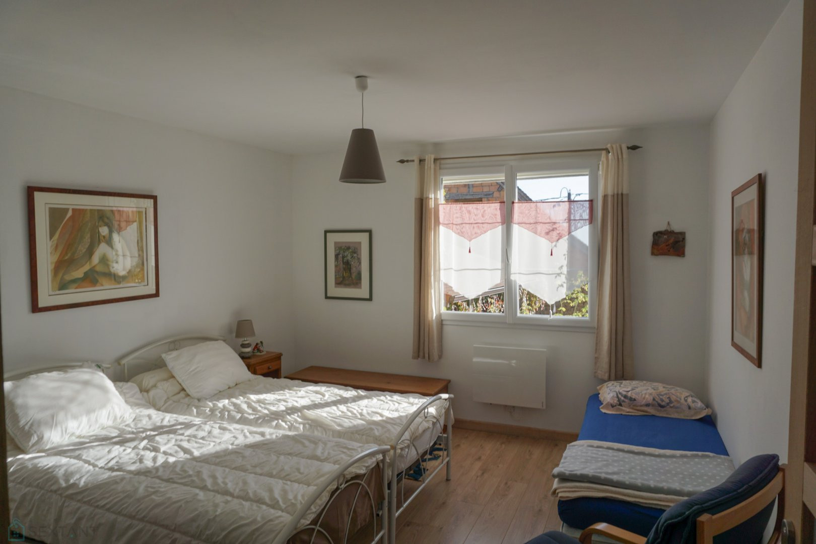 
                                                Vente
                                                 Spacieuse maison en pierre située dans un village historique. 