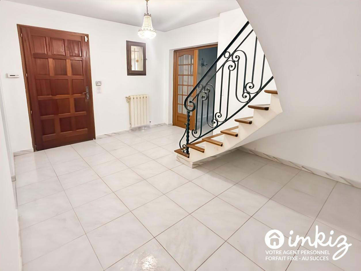 
                                                Vente
                                                 Spacieuse villa familiale avec piscine et garage