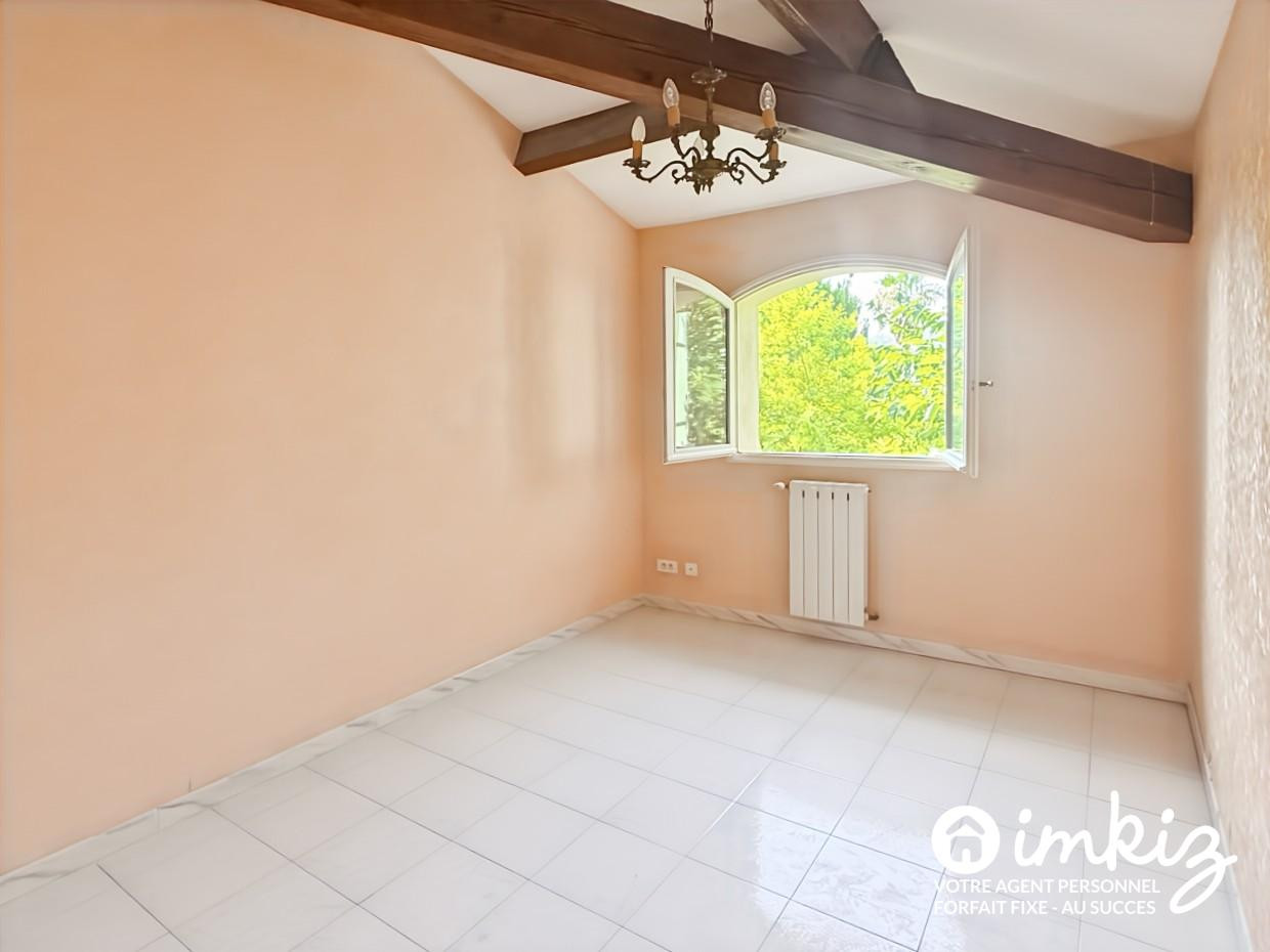 
                                                Vente
                                                 Spacieuse villa familiale avec piscine et garage