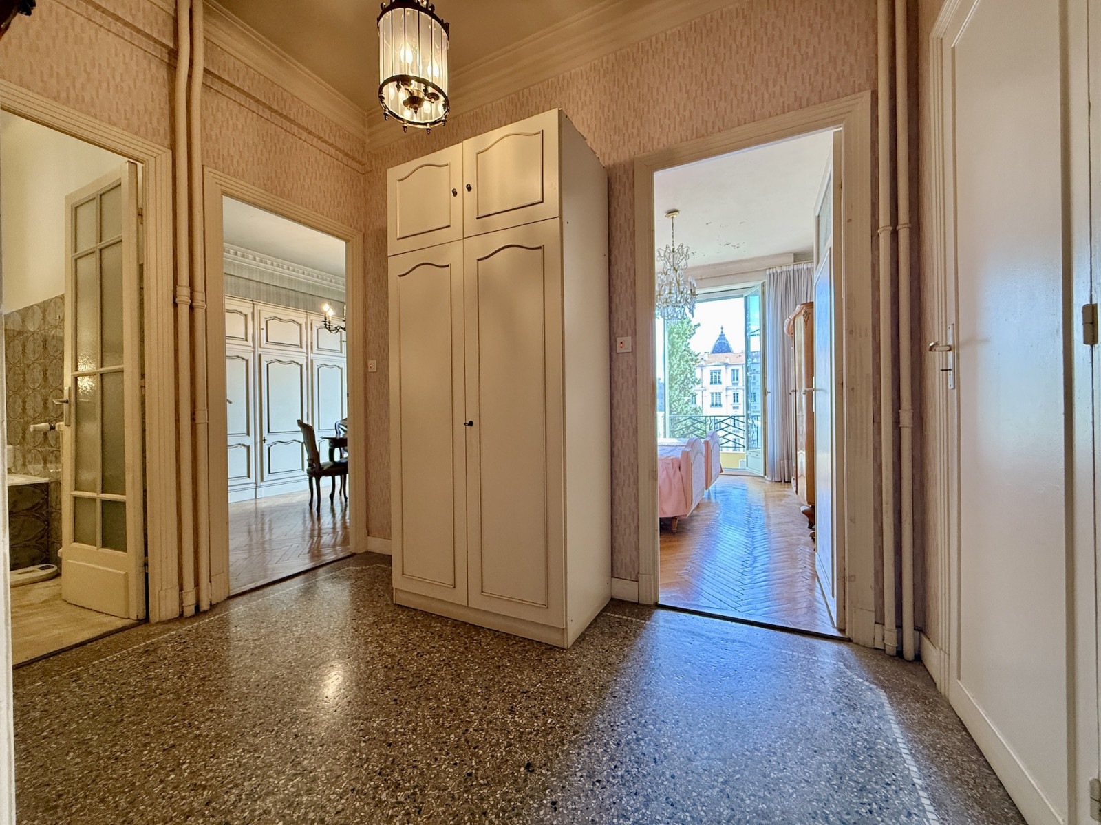 
                                                Vente
                                                 Spacieux appartement dans magnifique résidence Art Déco de Cimiez