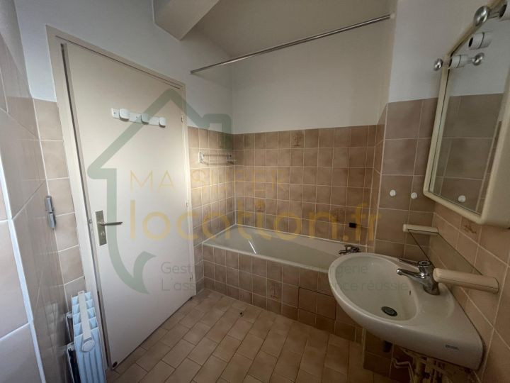 
                                                Location
                                                 Spacieux appartement lumineux 3 chambres