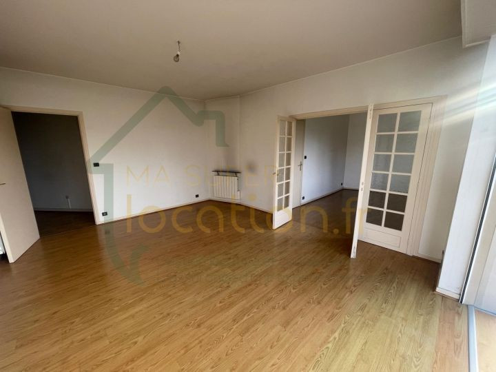 
                                                Location
                                                 Spacieux appartement lumineux 3 chambres