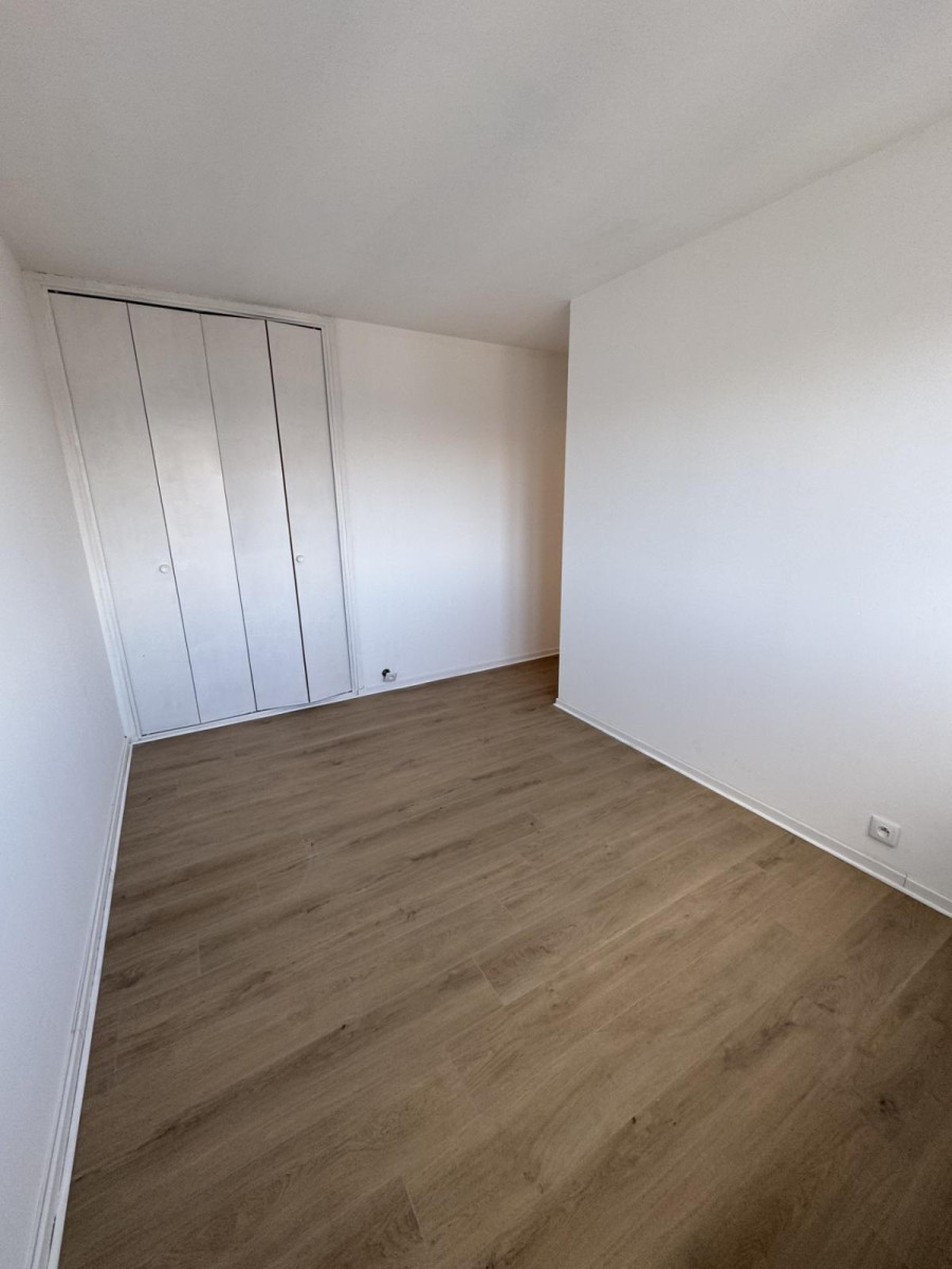 
                                                Location
                                                 Spacieux appartement T5 avec balcon