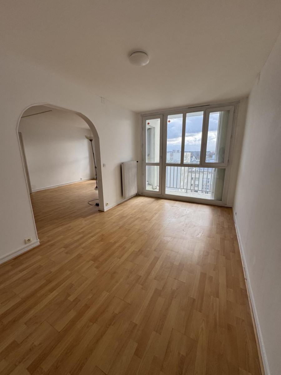 
                                                Location
                                                 Spacieux appartement T5 avec balcon