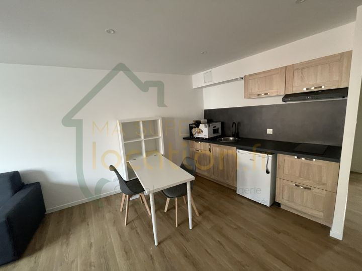 
                                                Location
                                                 Spacieux studio meublé en centre-ville