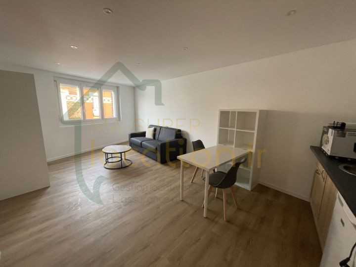 
                                                Location
                                                 Spacieux studio meublé en centre-ville